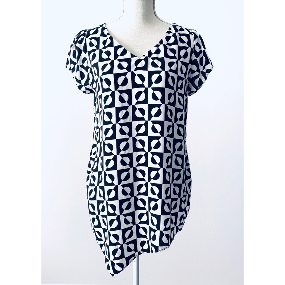 Kaari Blue geometric print black white blouse Sz M